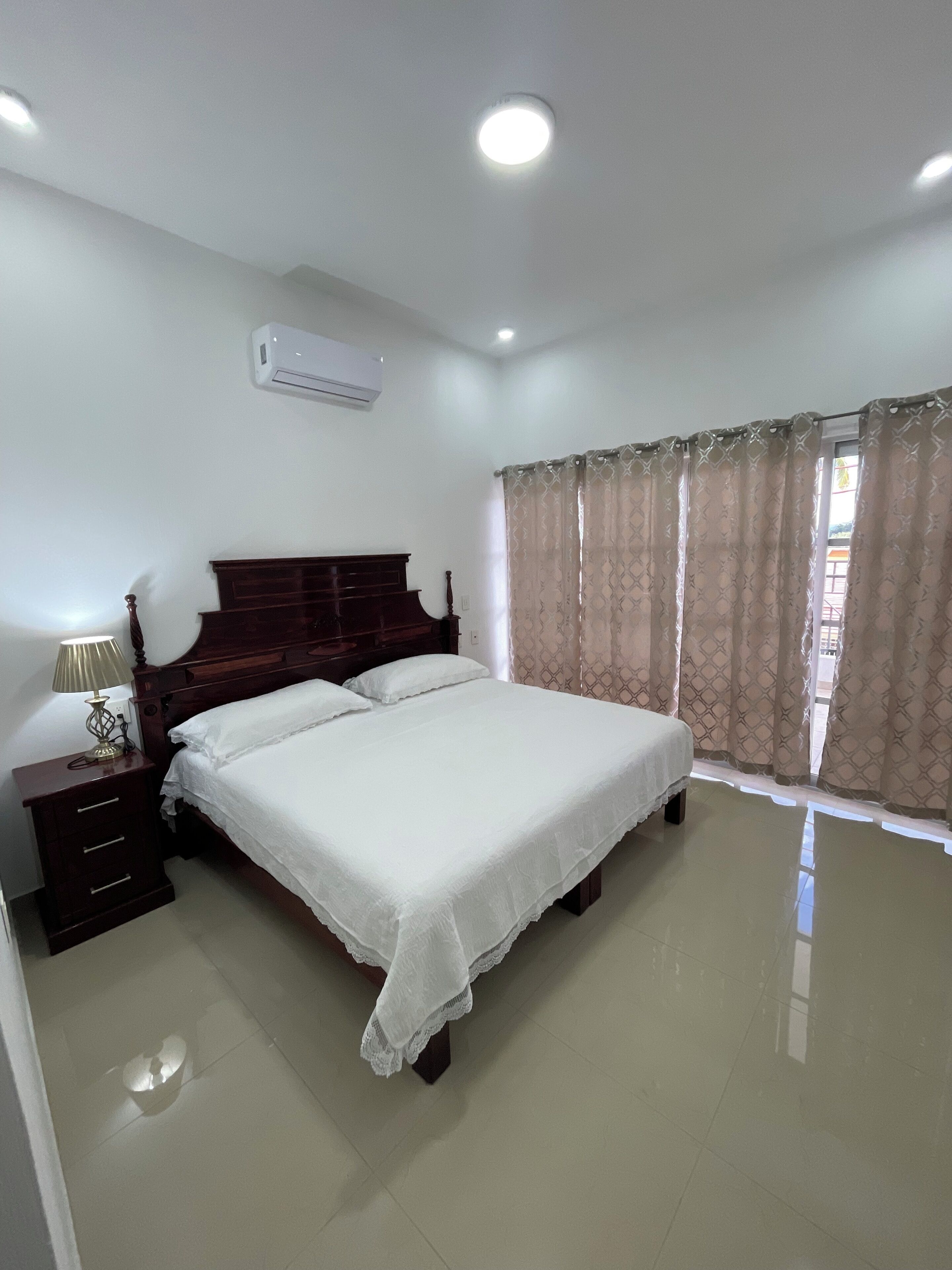 2 عدّة غرف نوم ومكواة/لوح كي وواي فاي مجانًا وملاءات أسرّة