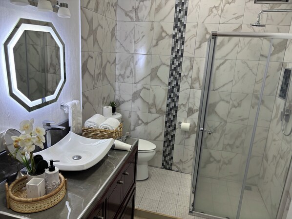 Shower, hair dryer, towels, soap - Cozy 2-bedroom apartment in charming Tequila with WiFi, AC (Tequila)