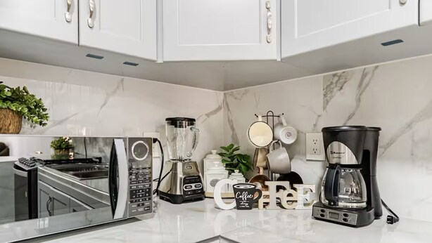 A modern kitchen with a built-in microwave, a coffee maker, and a blender. - Cozy 2-bedroom apartment in charming Tequila with WiFi, AC (Tequila)