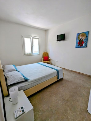 3 chambres, bureau, fer et planche à repasser, lit de bébé portatif