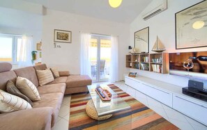 TV - Holiday apartment with air conditioning and sea view (Punat)