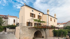 Exterior - Holiday apartment with sea view and terrace (Punat)
