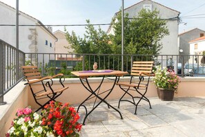 Outdoor dining - Holiday apartment with sea view and terrace (Punat)