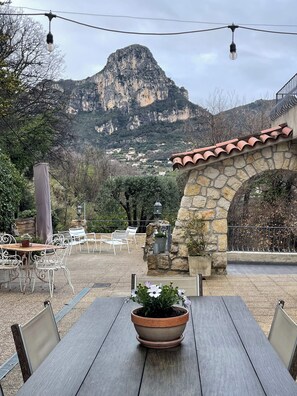 Outdoor dining - Quiet villa with breathtaking views of the Baous. Ideal for families (Vence)