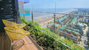 Deluxe Studio Suite, Sea View | Desk, free WiFi