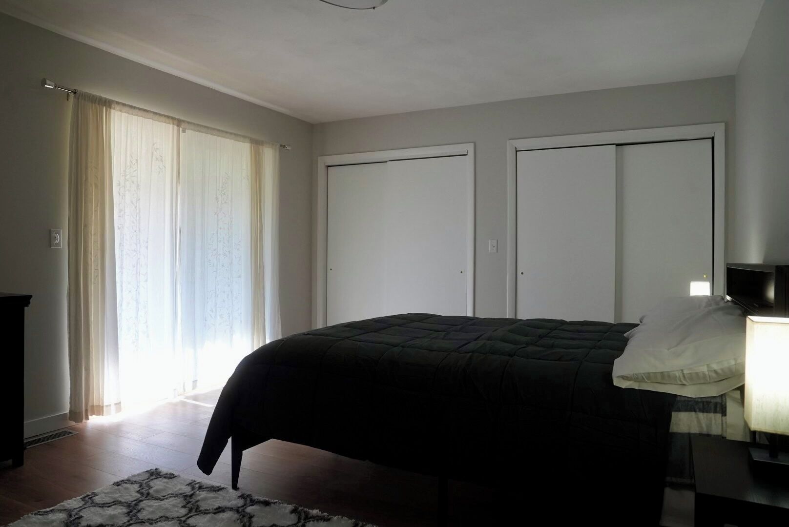 Ein Schlafzimmer mit Bett, Schreibtisch und Fernseher.