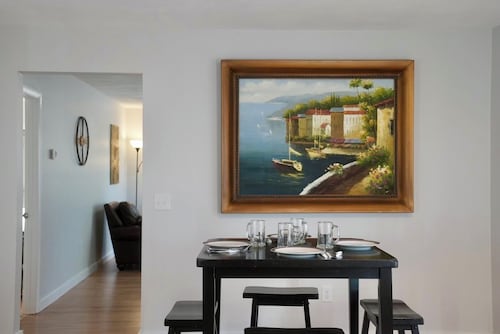 Cozy 2-bedroom stay in enchanting Smithfield with AC, WiFi