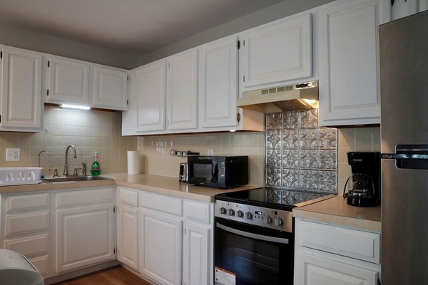 冷蔵庫、電子レンジ、オーブン、コンロ