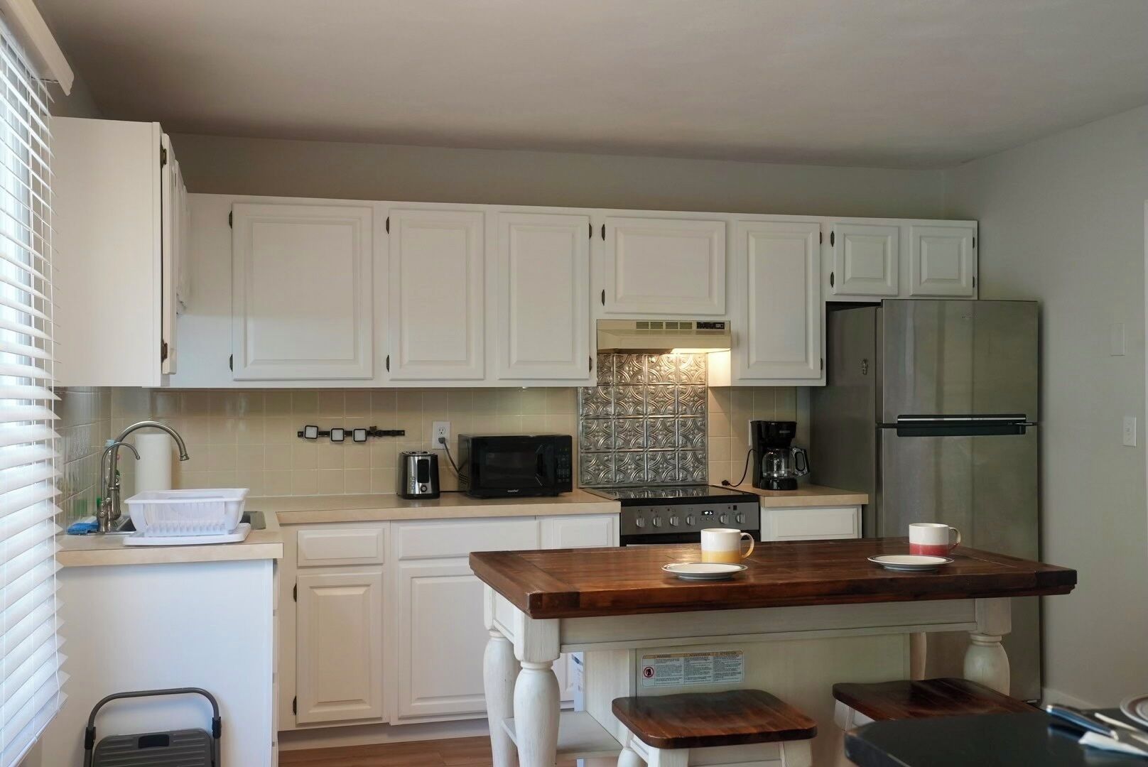 Kylskåp, mikrovågsugn, ugn och spishäll