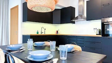 Frigorifero, microonde, forno, piano cottura