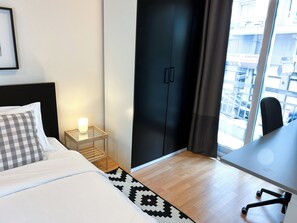 1 dormitorio, escritorio, tabla de planchar con plancha y wifi