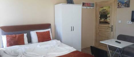 Peralatan tempat tidur premium, meja, ruang kerja komputer riba