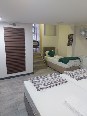 Habitación cuádruple familiar, vista a la ciudad | Ropa de cama de alta calidad y escritorio 