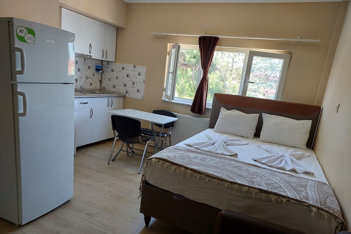 Standard Studio, 1 Bedroom | Premium bedding, desk, laptop workspace, soundproofing