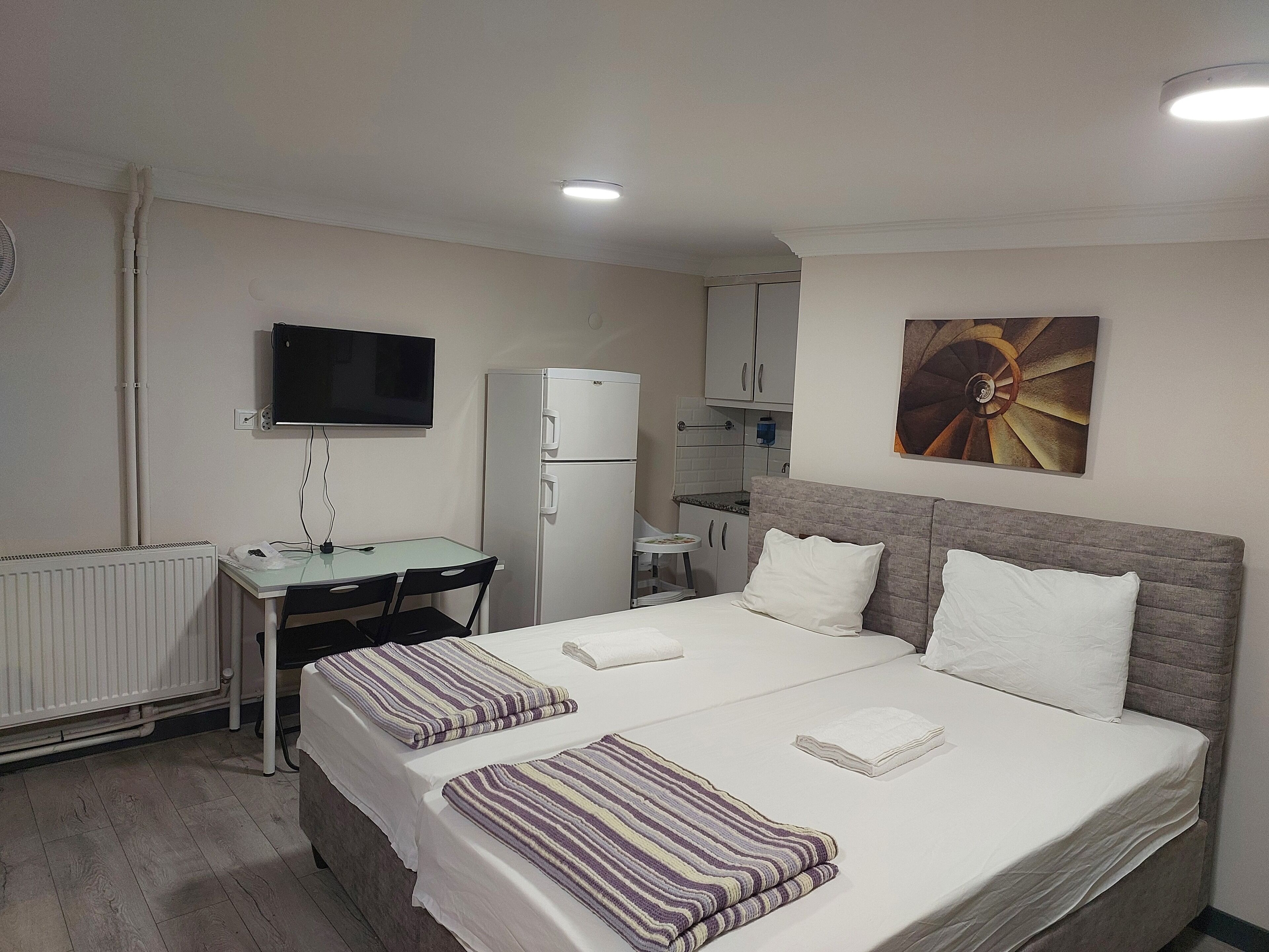 家庭四人房, 城市景观 | 高档床上用品、办公桌、笔记本电脑工作区、隔音