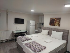 Chambre quadruple familiale, vue sur la ville | Literie de qualité, bureau, espace de travail pour ordinateurs portables