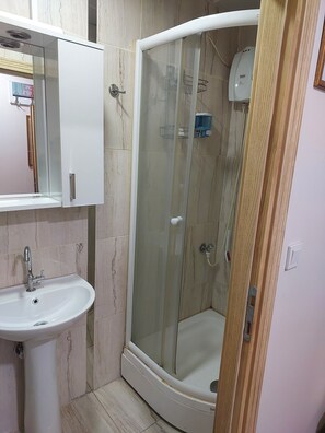 Shower, free toiletries, hair dryer, slippers - Oz Family Konaklama Tesisi (Isparta)