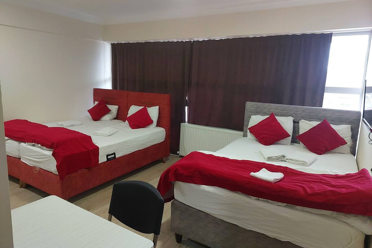 Habitación cuádruple familiar | Escritorio y espacio para trabajar con un portátil