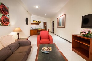 Desk, laptop workspace - Rainbow Paradise Beach Resort by LWE (George Town)