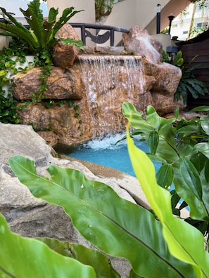 Una piscina al aire libre