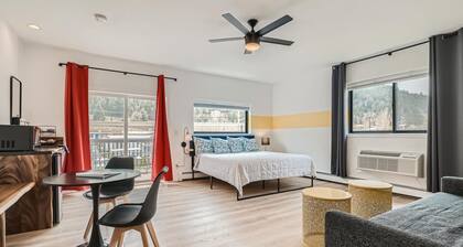 2 King Suite w/ Private Bedroom, Balcony in Boutique Mtn Motel