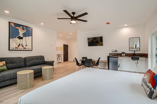 2 King Suite w/ Private Bedroom, Balcony in Boutique Mtn Motel