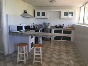 Frigorífic, microones, forn i placa de cuina 