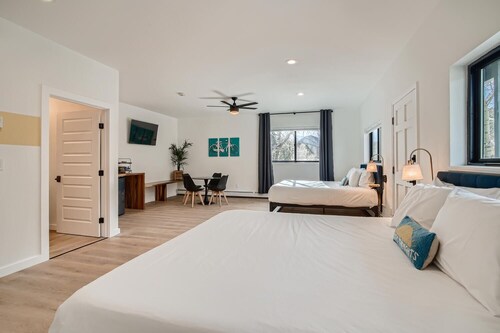 2x King Room, A/C, Balcony, Mtn Boutique Motel