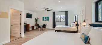 2x King Room, A/C, Balcony, Mtn Boutique Motel