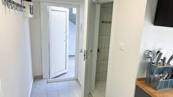 Haartrockner, Handtücher, Seife, Toilettenpapier