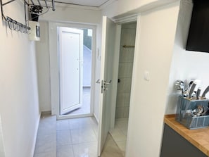 ヘアドライヤー、タオル、石鹸、トイレットペーパー
