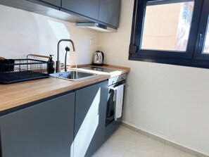 Réfrigérateur, four, plaque de cuisson, bouilloire électrique