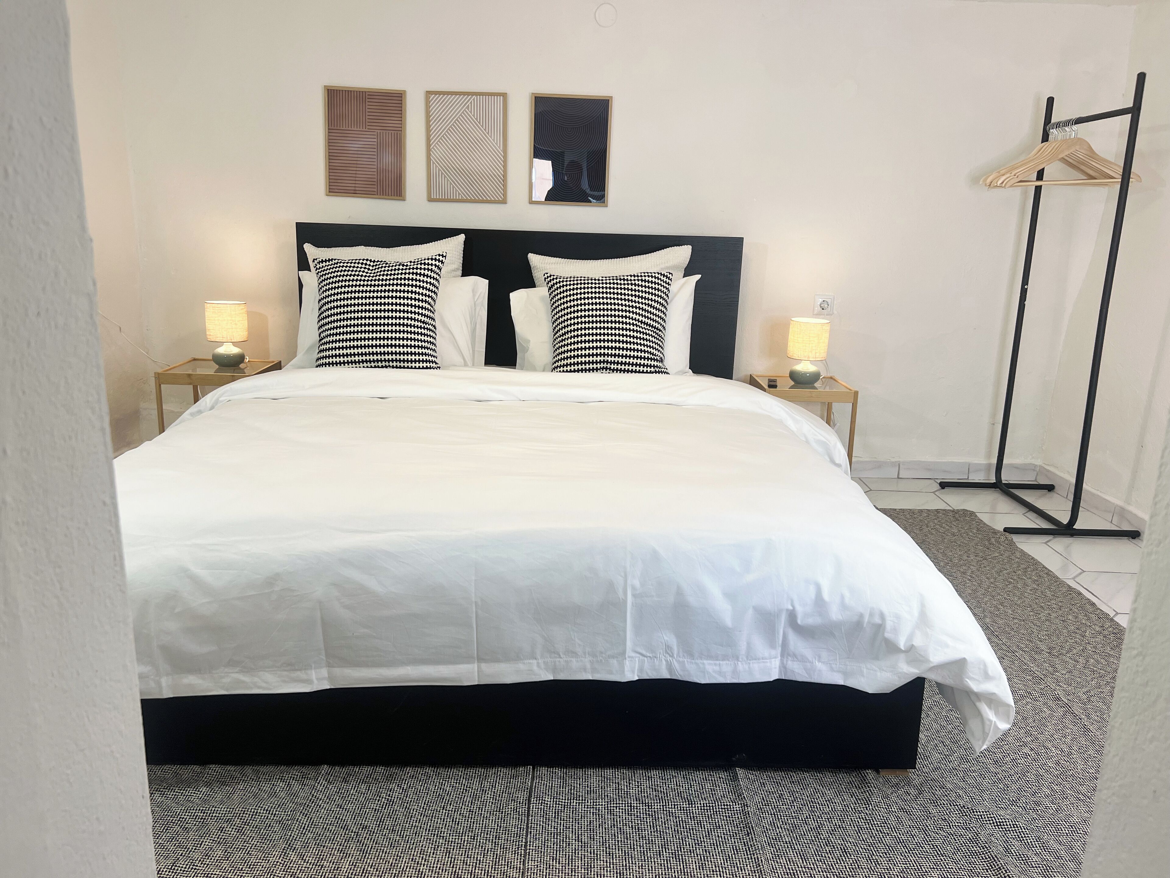 1 habitación, tabla de planchar con plancha, wifi gratis y ropa de cama 