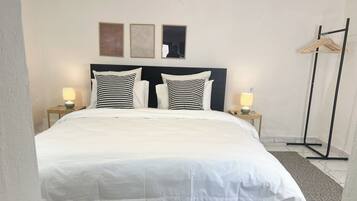 1 habitación, tabla de planchar con plancha, wifi gratis y ropa de cama