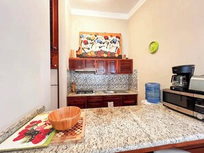 Kühlschrank, Mikrowelle, Herdplatte, Kochgeschirr/Geschirr/Besteck