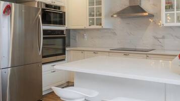 Réfrigérateur, micro-ondes, four, plaque de cuisson