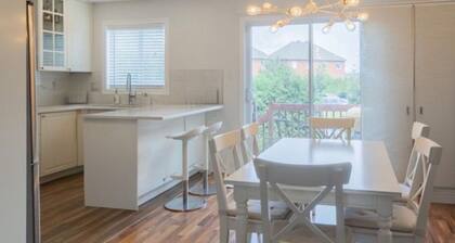 Charming 3-bedroom condo on 2 levels with AC & WiFi in marvelous canada location