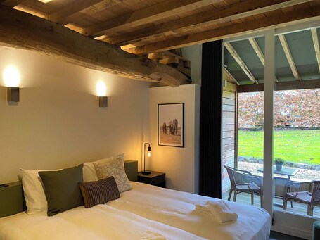 1 bedroom, WiFi, bed sheets. A5. De Shetlander: deluxe room with terrace