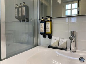 Een douche, een haardroger