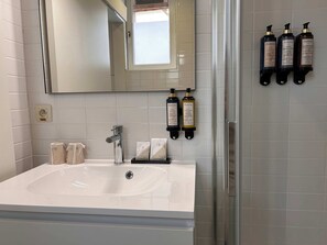 Douche, sèche-cheveux