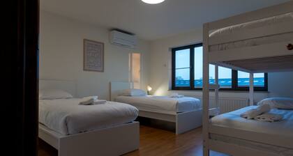 14 beds, 20p., 2 bath-, 1 livingroom, 1 veranda