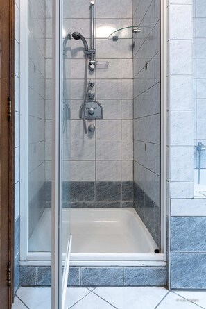 Ducha, secador de pelo, toallas