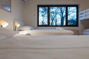 4 bedrooms, iron/ironing board, WiFi, bed sheets