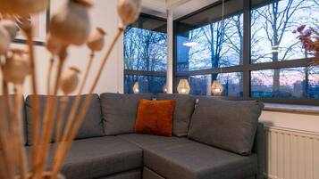 Televisie, een stereo en een kantoor