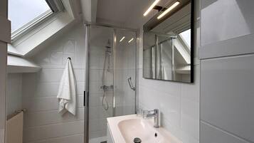 Douche, sĂšche-cheveux, serviettes fournies, savon