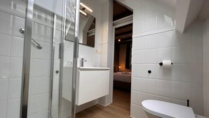 Dusj, hårføner, håndklær og sjampo