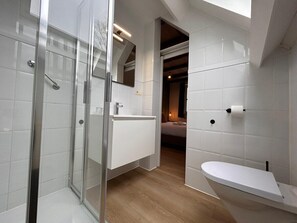 Een douche, een haardroger, handdoeken, zeep