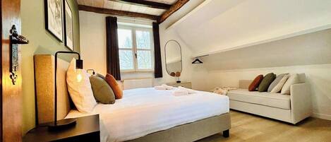 5 bedrooms, desk, iron/ironing board, WiFi