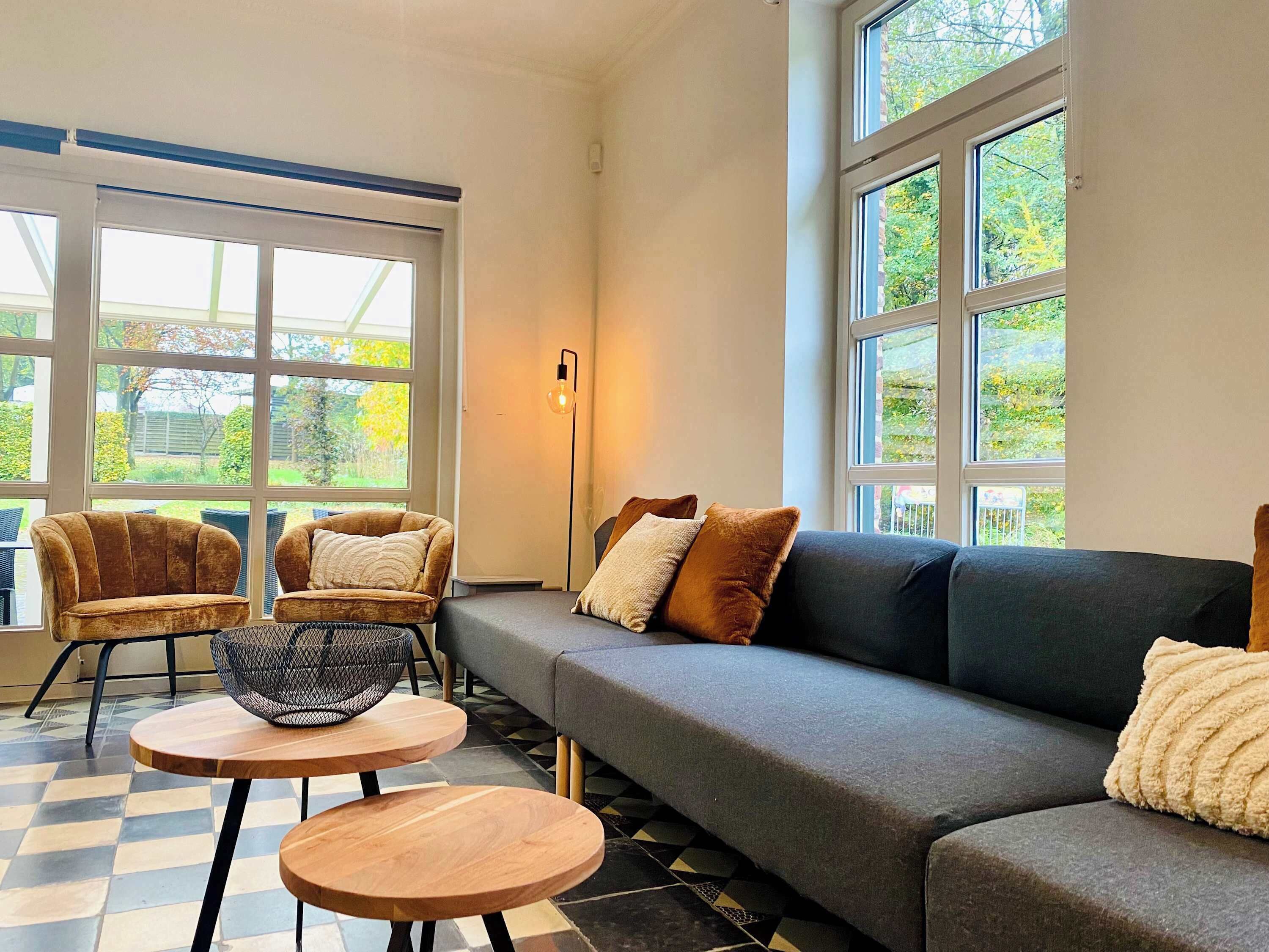 Een televisie en een kantoor