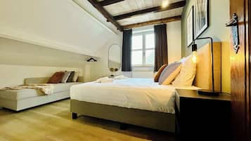 5 bedrooms, desk, iron/ironing board, WiFi